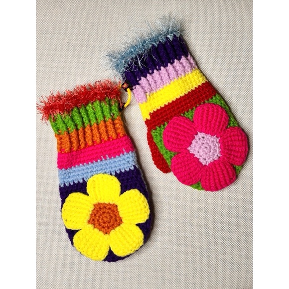 Urban Outfitters x STAHL KNIT Daisy Hand Crocheted Mittens - Picture 5 of 9